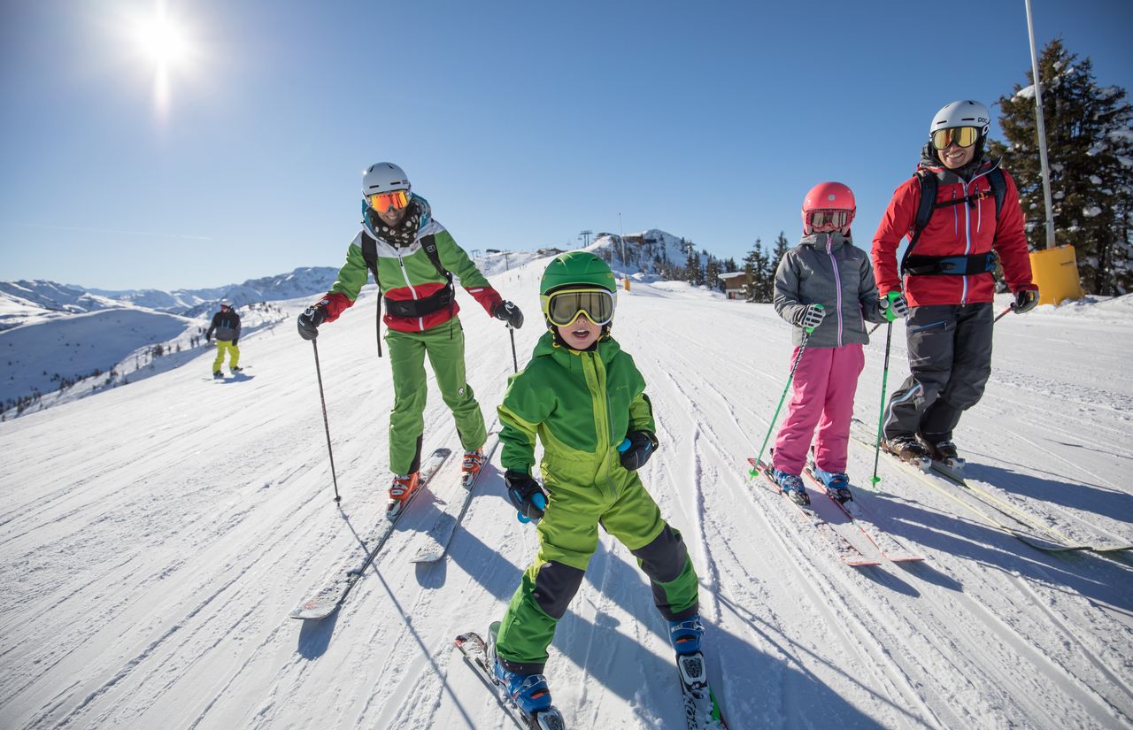 familie-skifahren-mit-kindern.jpg