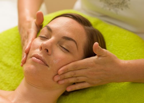 Biohotel Falkenhof Kosmetik Behandlung Gesichtmassage - Bio-Thermalhotel Falkenhof