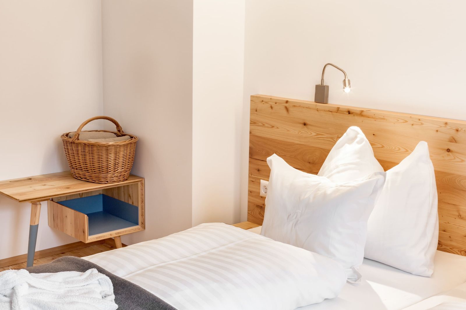 Doppelzimmer im Blockhaus mit Balkon und seitlichem Seeblick Nr. 11 image 1 - Biohotel Gralhof