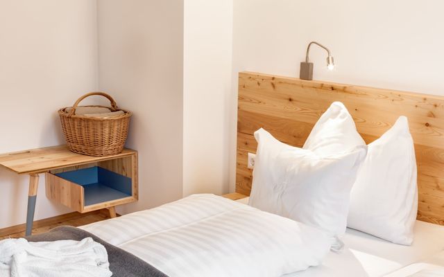 Unterkunft Zimmer/Appartement/Chalet: Doppelzimmer im Blockhaus mit Balkon und seitlichem Seeblick Nr. 11