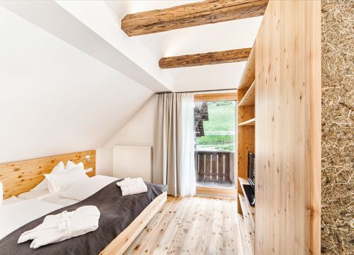 Double room with balcony and forest view No. 16 in the log cabin (1/4) - Biohotel Gralhof