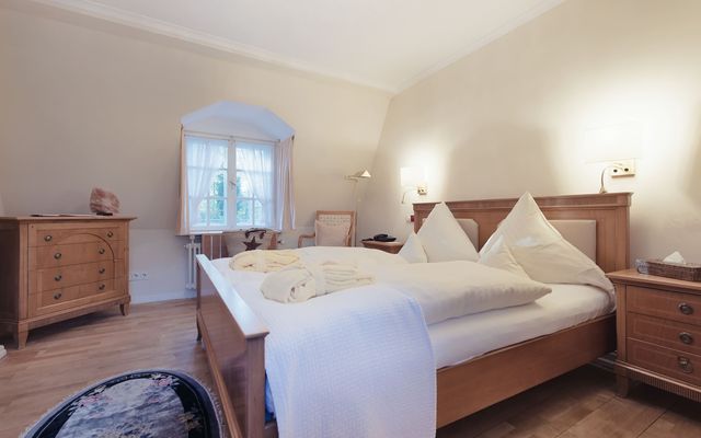 Naturally healthy double room with garden view image 8 - Das Biohotel am Starnberger See Schlossgut Oberambach 