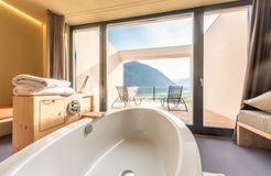 Biohotel Panorama: Zimmer mit Badewanne - Biohotel Panorama, Mals, Vinschgau, Trentino-Südtirol, Italien