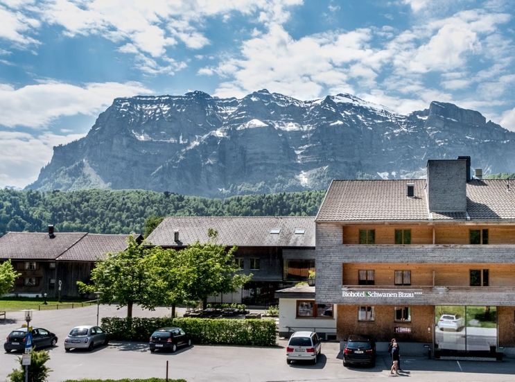 Biohotel Schwanen: Außenansicht Sommer - Biohotel Schwanen, Bizau, Vorarlberg, Österreich