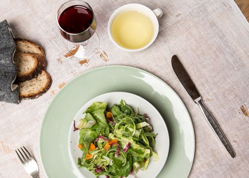 Biohotel Schwanen: Salat mit Brot - Biohotel Schwanen, Bizau, Vorarlberg, Österreich