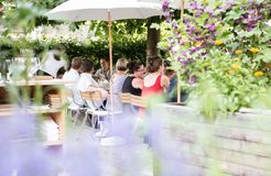 Biohotel Schwanen: Schöne Stimmung im Gastgarten (3/20) - Biohotel Schwanen