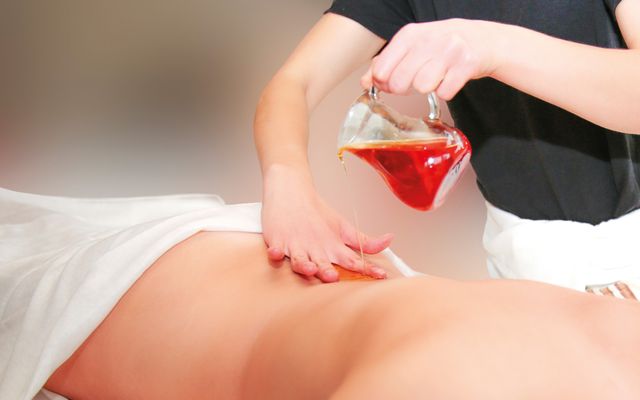 Massage bien-être Vitalis avec huile d'aromtique - Naturparkhotel Adler St. Roman