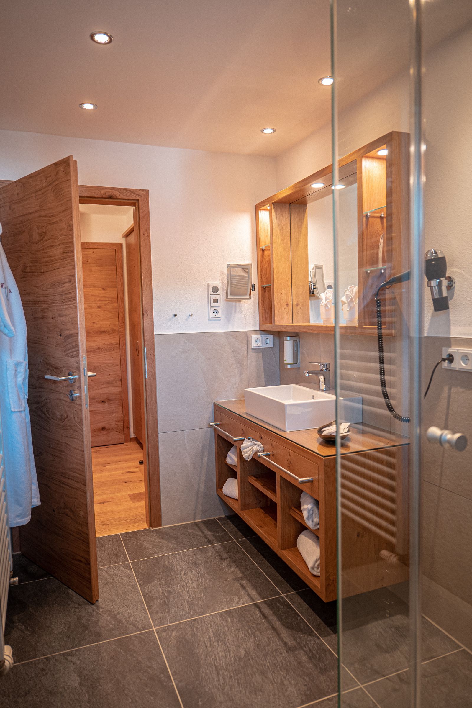 Doppelzimmer 29 - 32 qm  image 3 - Parkhotel Burgmühle