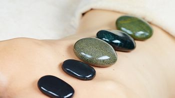 Massage aux pierres chaudes et froides
