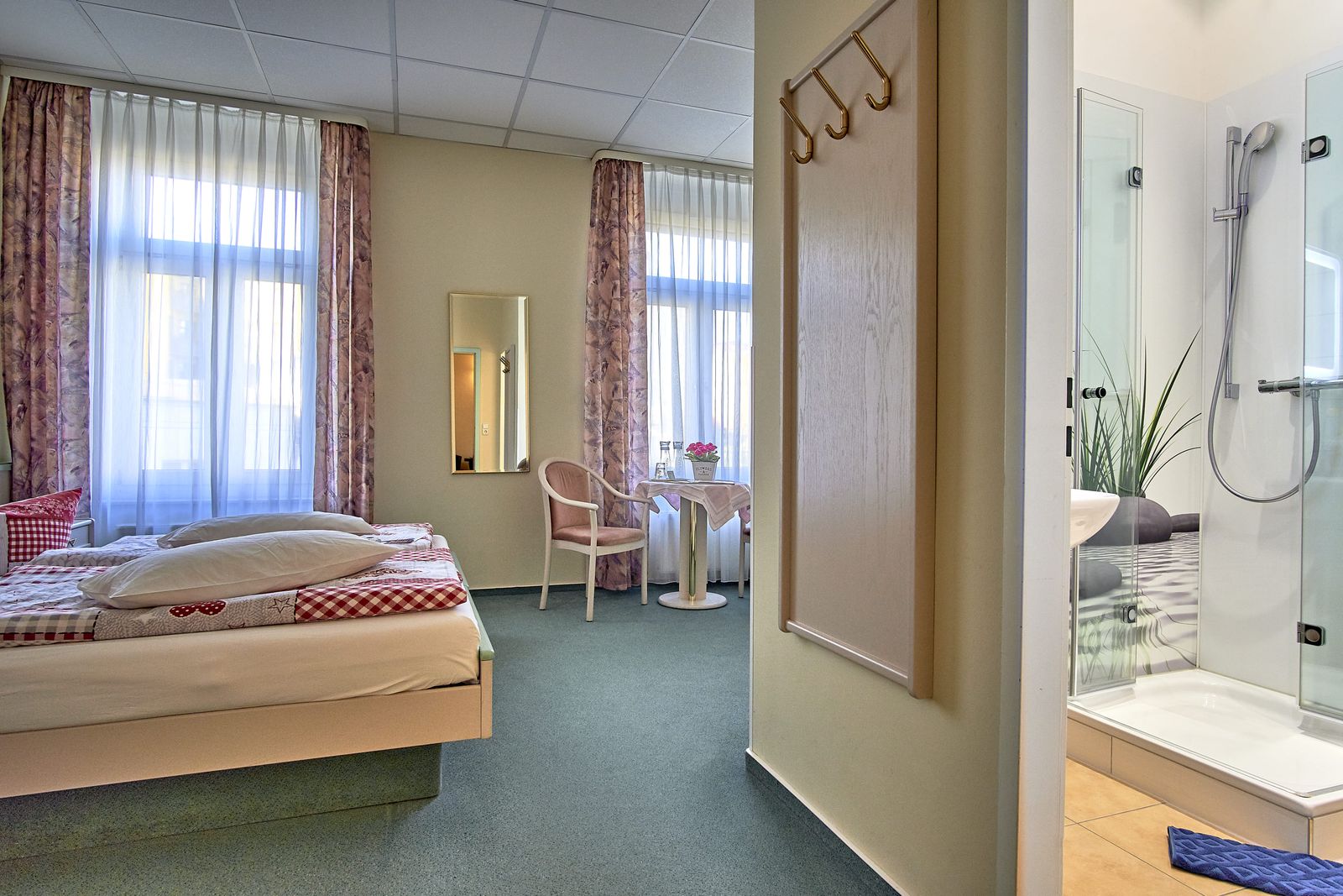 Doppelzimmer Bahnseite image 1 - Biohotel Amadeus