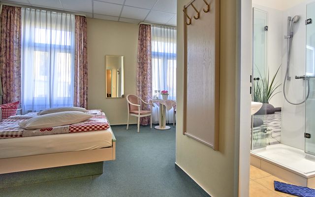 Unterkunft Zimmer/Appartement/Chalet: Doppelzimmer Bahnseite