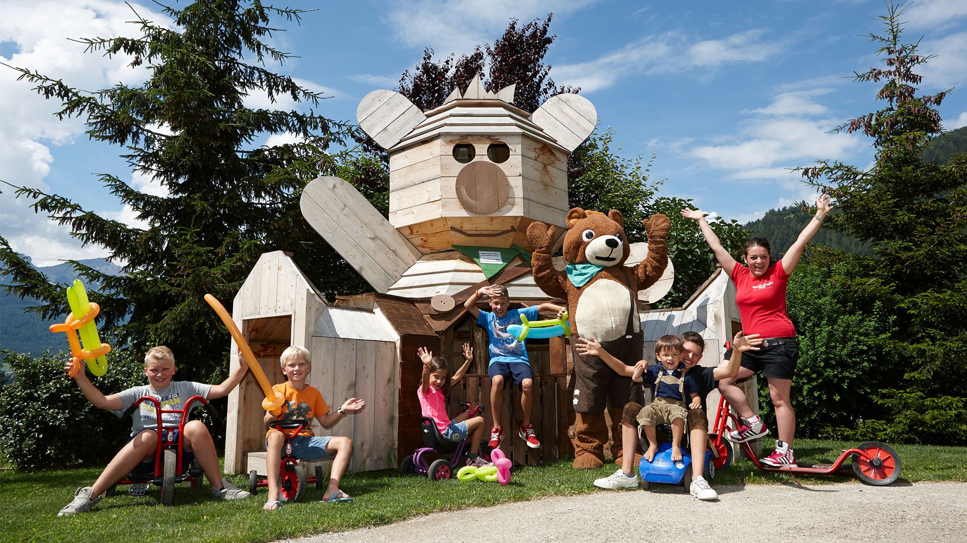Ein rießiger Outdoor-Spielplatz erwartet Sie im Familotel Dolomit Family Resort.