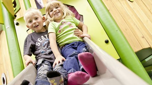 Kleinkindbereich mit Schaukel und Spielkombinationen in der Sonni KinderWelt.