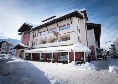 Biohotel & Bierbrauerei Garmischer Hof: Hotelansicht im Winter - Garmischer Hof, Garmisch-Partenkirchen, Alpenvorland, Bayern, Deutschland