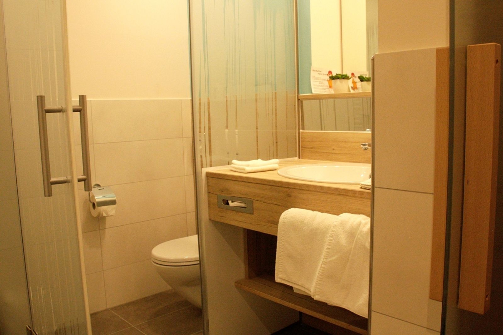 Badezimmer im Familienzimmer Südgarten mit Dusche