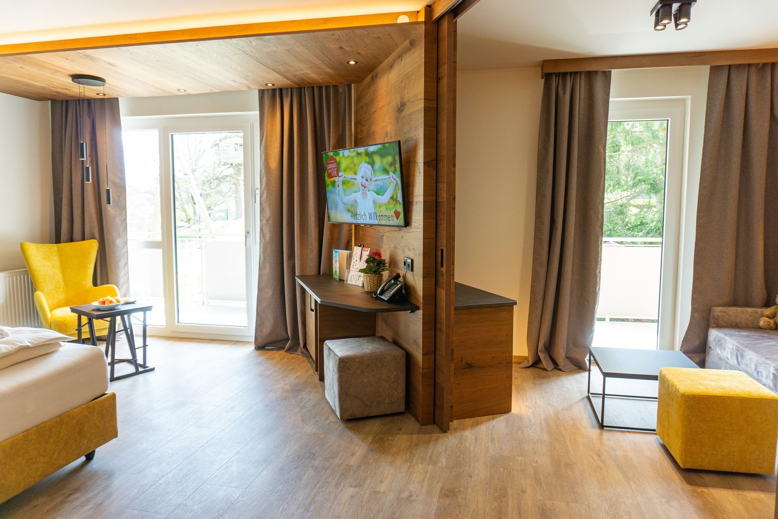 Blick ins Zimmer, eine Hälfte Elternschlafzimmer, die andere Wohnzimmer