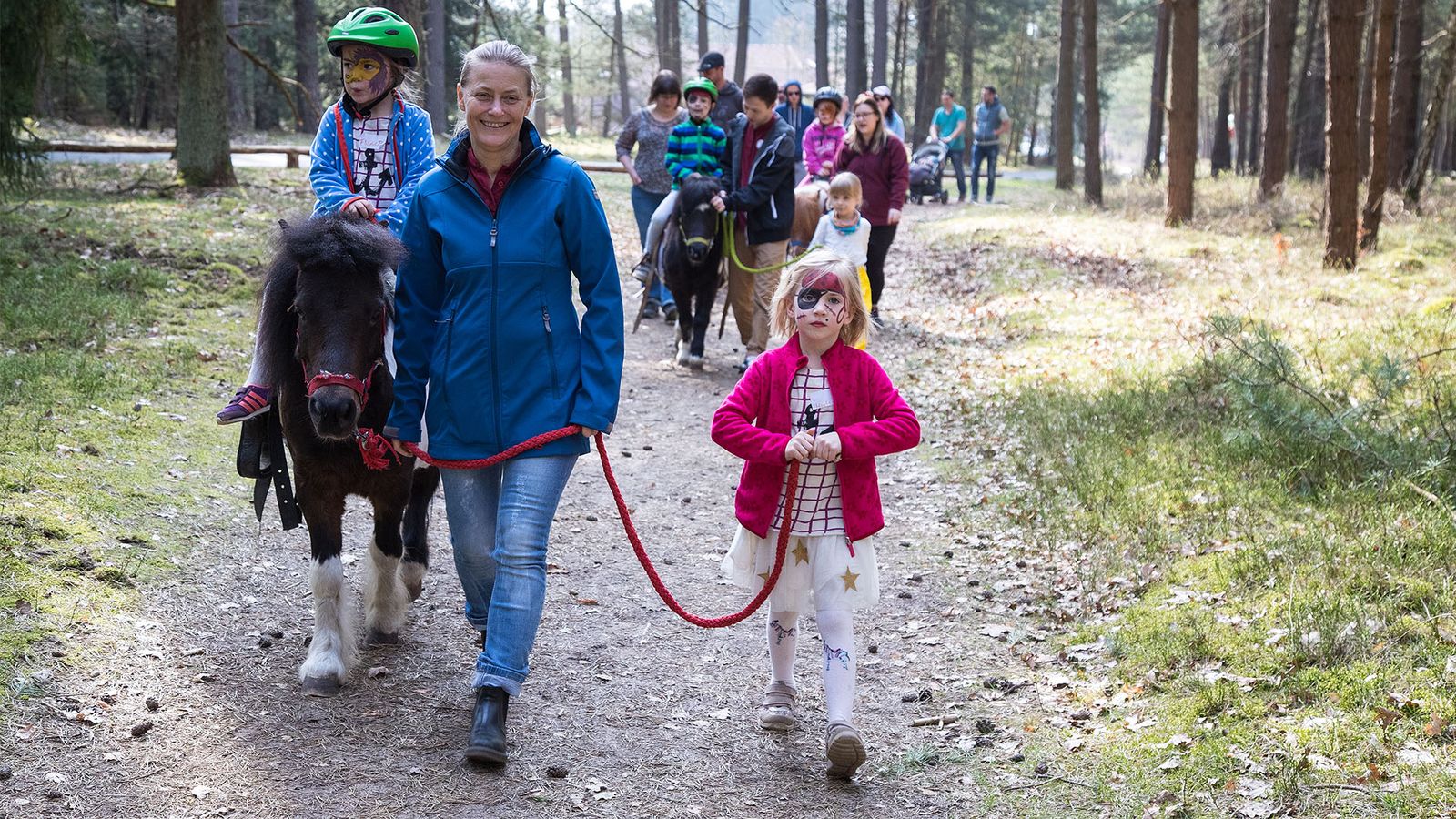 Jeden Samstag findet eine gemeinsame Familienwanderung mit den Ponys statt.