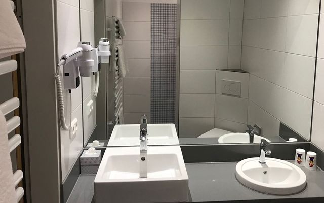 Neues Badezimmer mit Doppelwaschtisch, Dusche, WC + Fön