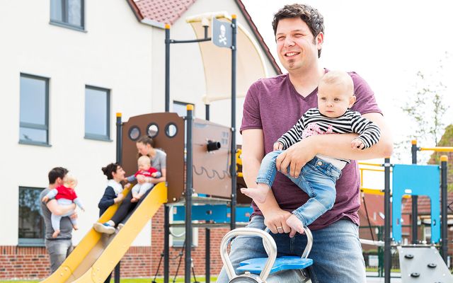 Familienhotel_Deichkrone_Nordsee_Papa_Baby_Spielplatz.jpg