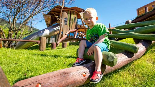 Der Erlebnisspielplatz im Familotel Krone mit Klettergerüst, Röhrenrutsche, Balancierbalken & vielem mehr!