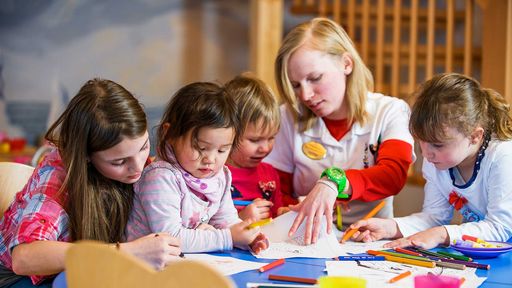 Kinder lieben es, zusammen mit vielen Freunden zu spielen, gemeinsam zu lachen und lustige Stunden zu verbringen.