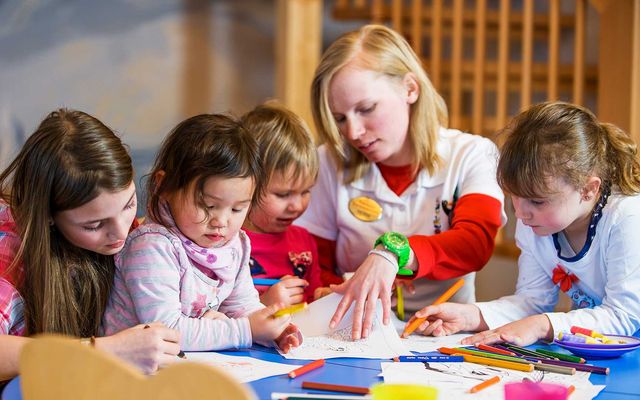 kletterwand-happy-club-familotel-salzburg-kinderbetreuung.jpg