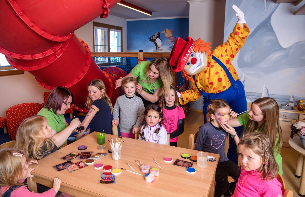 kinder-betreuung-happy-club-familotel-salzburgerland.jpg