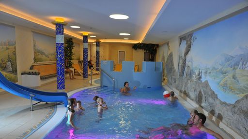 Im Zauchenseehof erwartet Sie eine eigene Kinder-Wellnessoase mit Hallenbad, Rutsche, Wasserfall, Plantschbecken uvm.