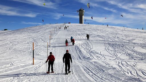 50 km Ski-Pisten, 28 Skilifte und 120 km gespurtes Wege- und Loipennetz bieten für jeden Wintersportler ideales Terrain.