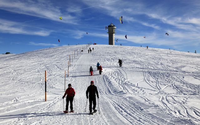 50 km Ski-Pisten, 28 Skilifte und 120 km gespurtes Wege- und Loipennetz bieten für jeden Wintersportler ideales Terrain.