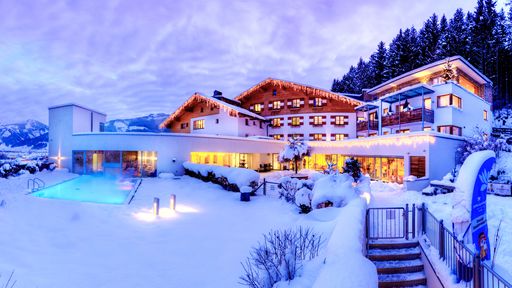 Schnee! Schöne Winterlandschaft! Entspannung pur im Familotel Amiamo | Familotel Zell am See