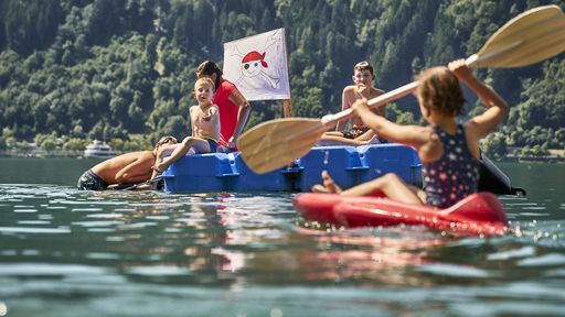 Urlaub mit Seeanschluss! Familienurlaub im Familotel Amiamo direkt am Ufer des Zeller Sees genießen.