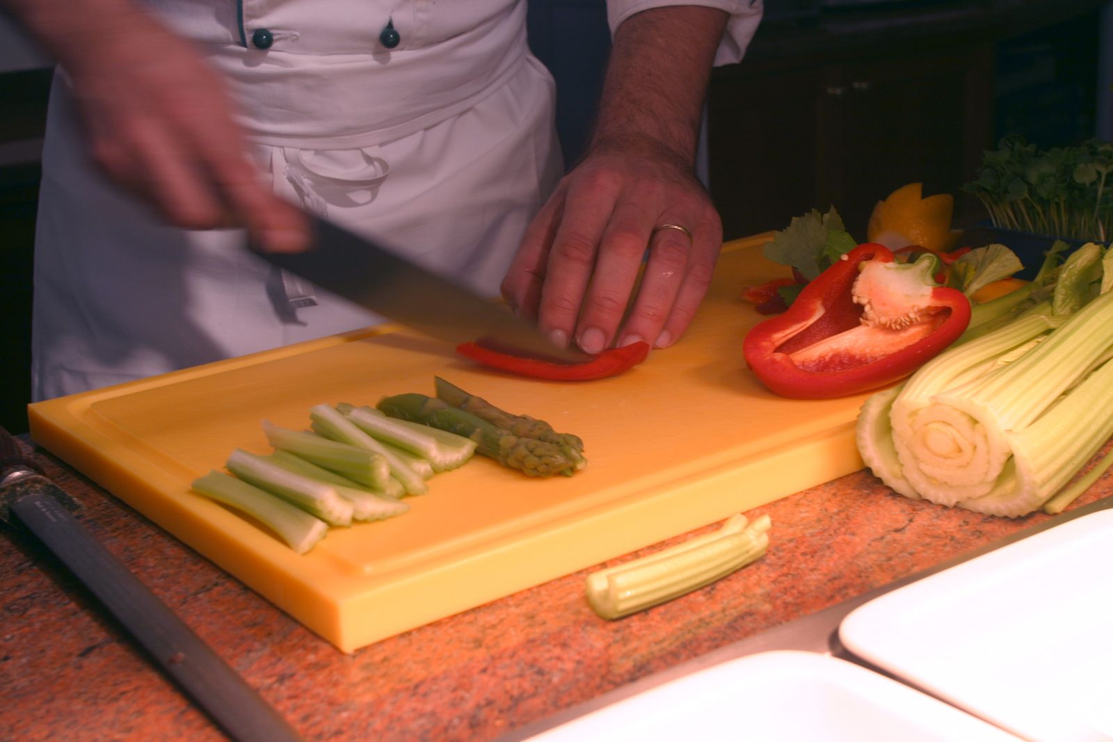 Küchenchef beim Kochen im Hotel in Niederösterreich