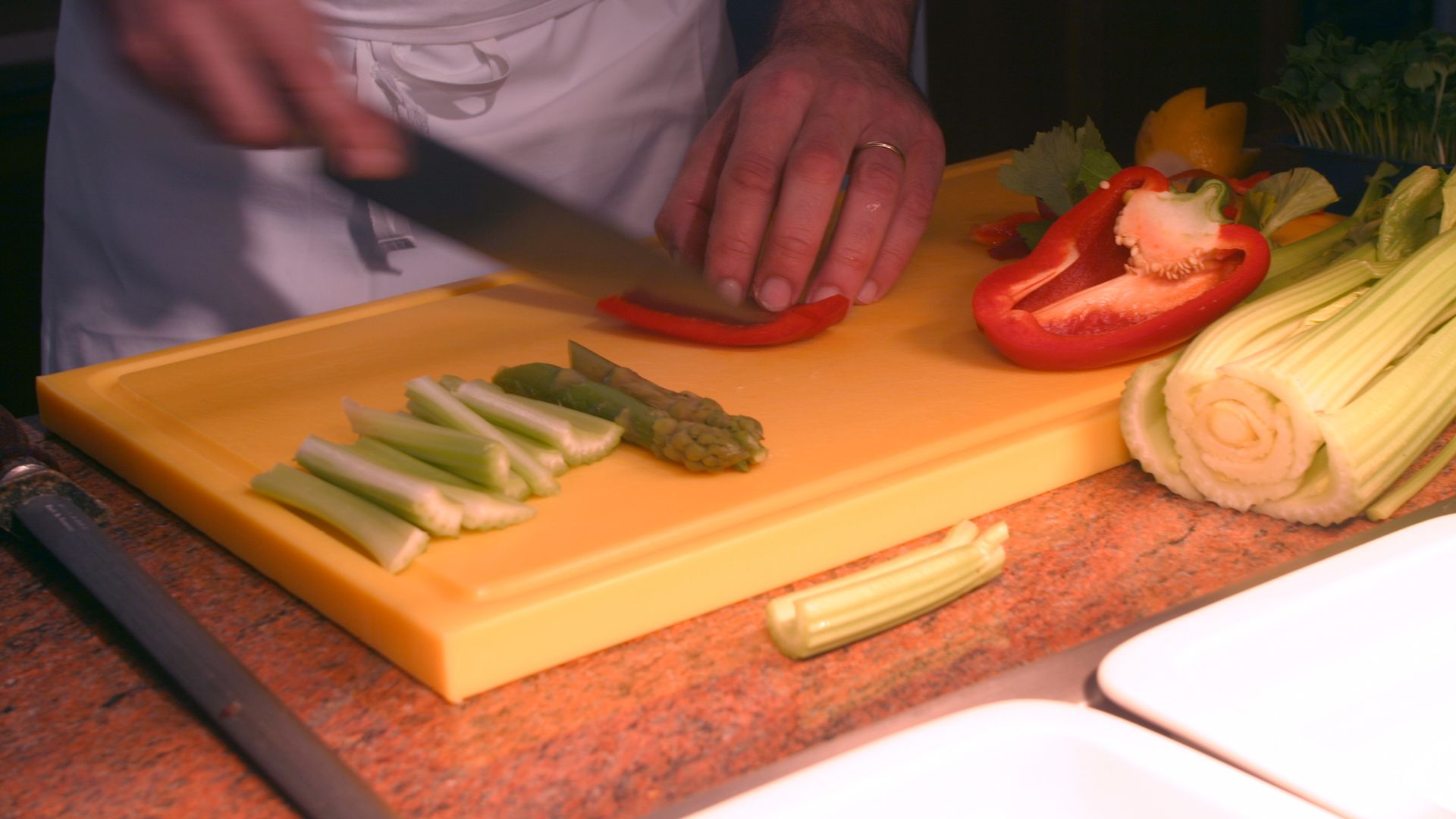 Küchenchef beim Kochen im Hotel in Niederösterreich