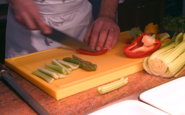 Küchenchef beim Kochen im Hotel in Niederösterreich
