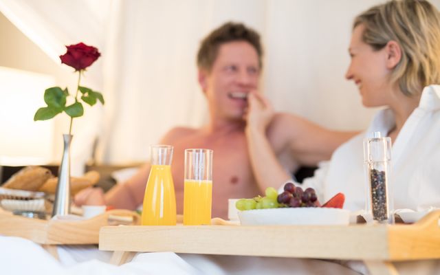 breakfast in the canopy bed