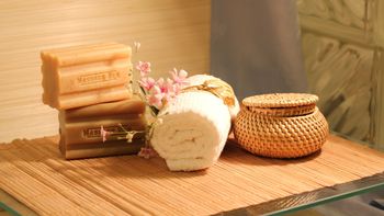 Herbal stamp full-body massage