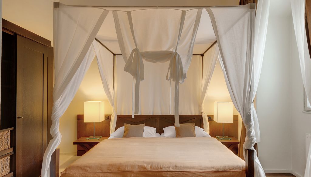 Breakfast In A Romantic Canopy Bed Das Schloss An Der