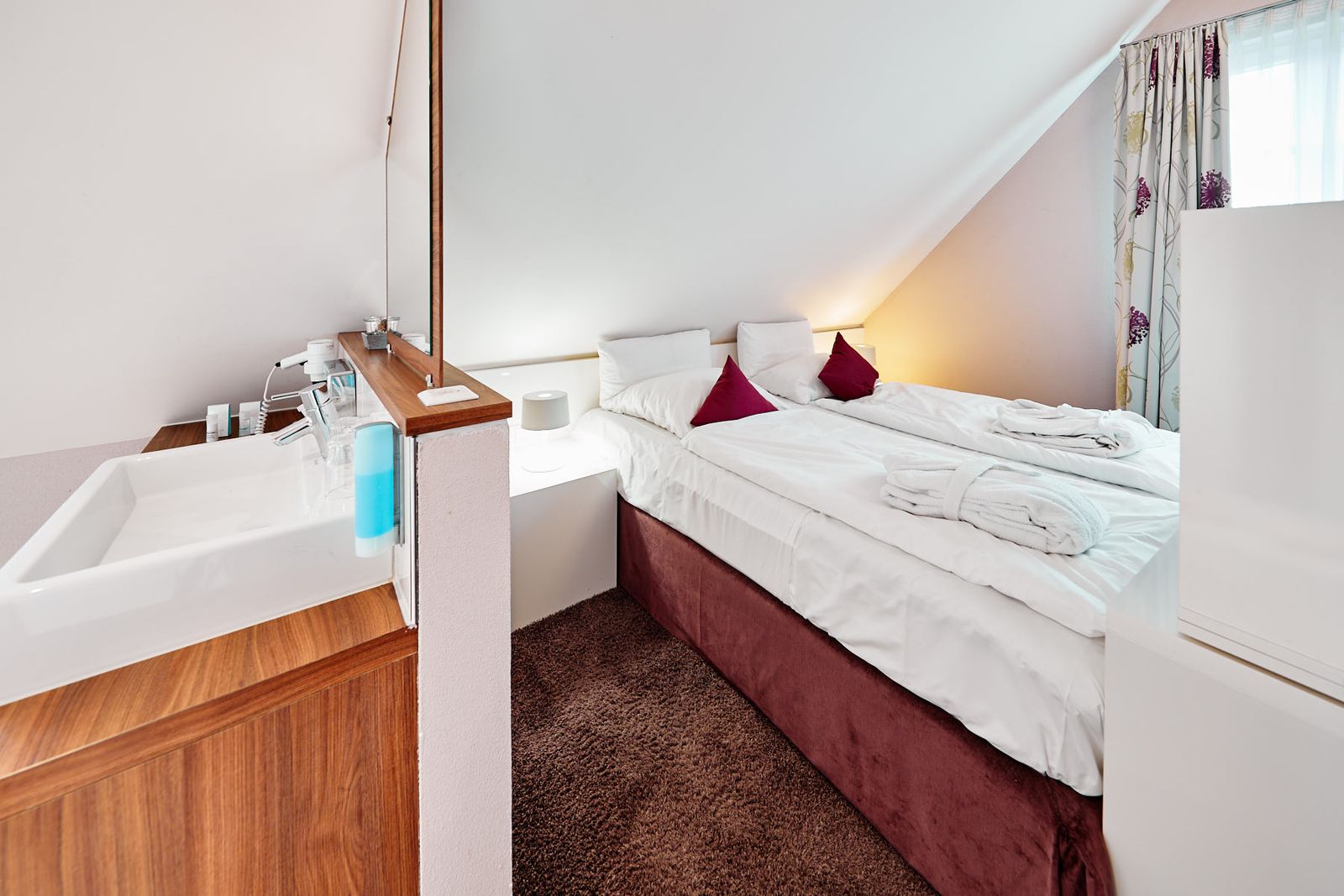 Deluxe Double room with A/C image 4 - Die Reichsstadt