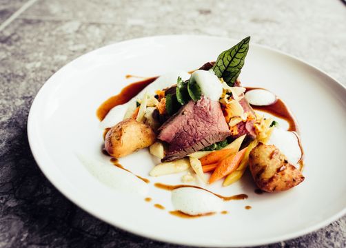 BIO HOTEL Bergzeit: Hauptspeise Fleisch mit Gemüse - Natur- & Biohotel Bergzeit, Zöblen, Tirol, Österreich