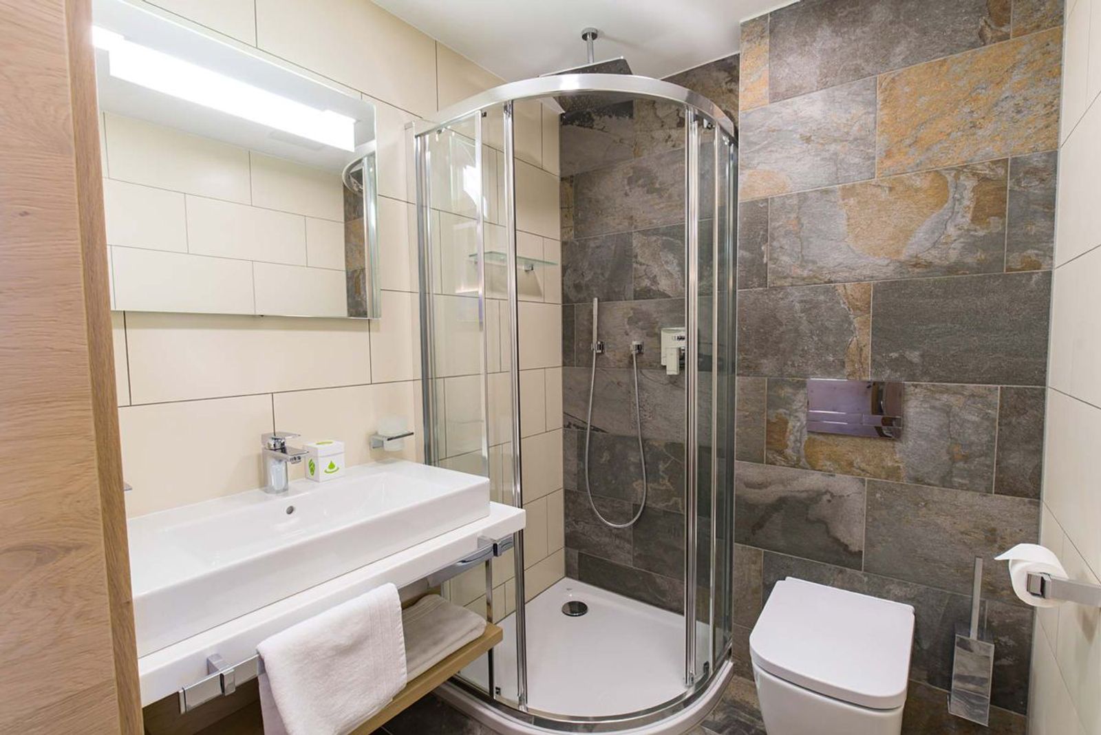 Badezimmer des Single mit Kind/er Zimmer im Familotel Böhmerwald | Aigo Familien- & Sportresort