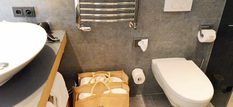 DAS GRASECK - mountain hideaway & health care: Basic room sunny side with balcony/terrace image #7