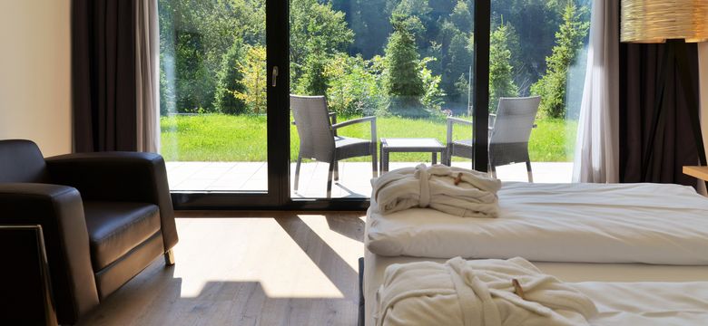 DAS GRASECK - mountain hideaway & health care: Room with terrace image #8