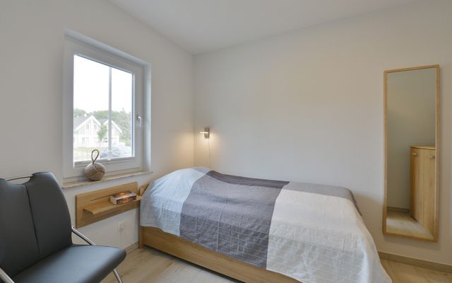 Schlafzimmer mit Einzelbett im EG