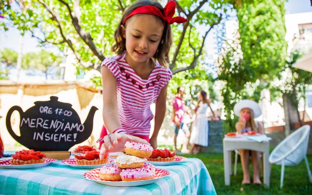 Spielbereich für Kinder im Garten mit Kinderbetreuung