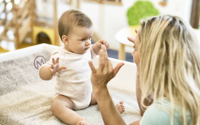 Familie am Bio-Badesee im Moar Gut