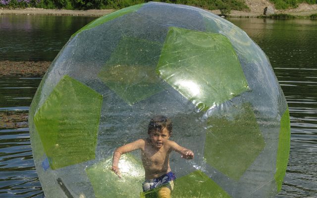 Spaß im Walking Ball auf dem Wasser