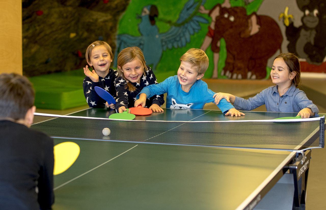 Kinder beim Tischtennis spielen