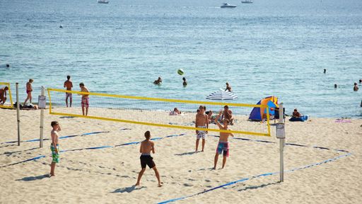 Volleyball spielen im Freien an der Ostsee. So viel Spaß und Action gibt es nur im Familotel Starndkind.