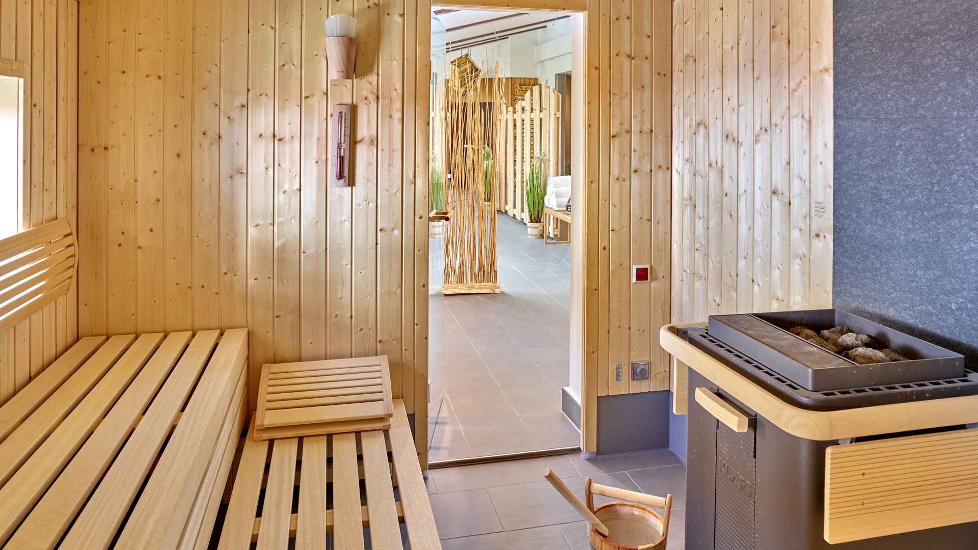 Entspannung pur nach dem Saunagang, luftige Bambuselemente unterteilen den Raum dezent.